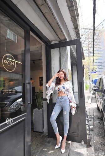 路人街拍，白色包臀裙小姐姐都是大长腿，小尖脸