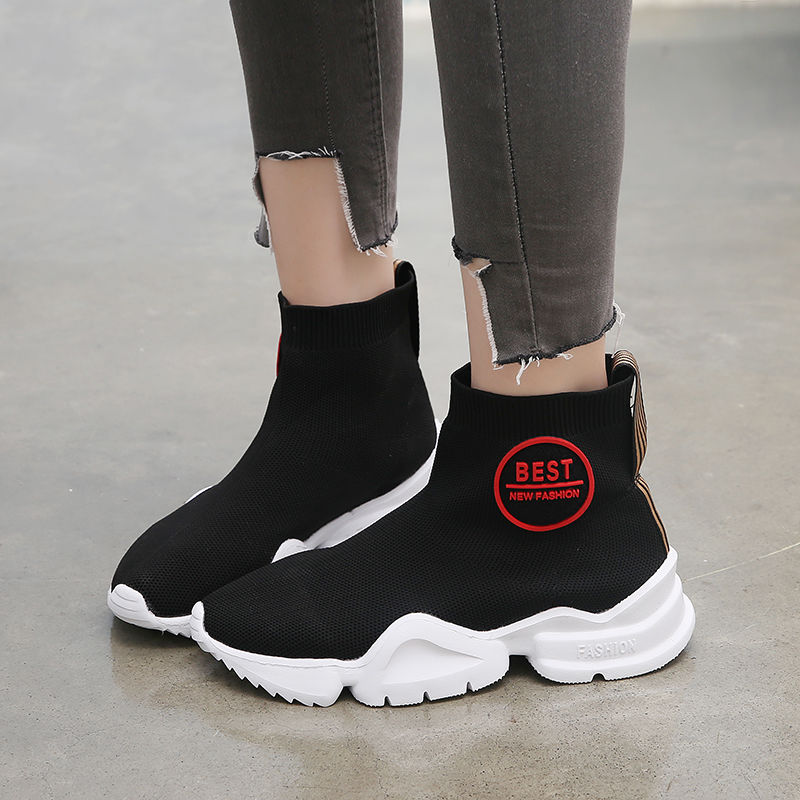 初秋正流行的“袜子鞋”,搭配牛仔裤,比高跟鞋还优雅,谁穿谁美