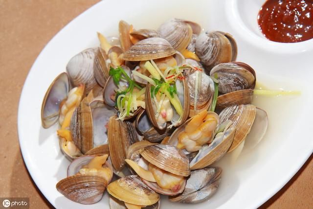 朝鲜人游鸭绿江，冲中国游客打招呼，面对丹东高楼大厦羡慕不已