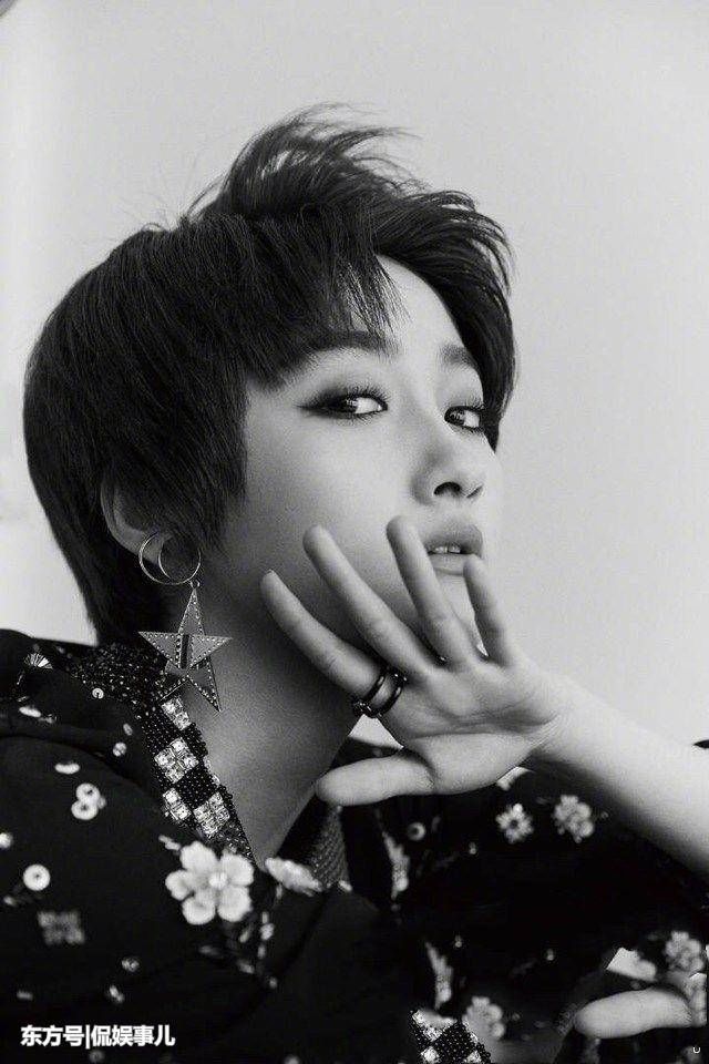 关晓彤为博眼球太拼!超短裙配黑丝袜，网友:鹿晗口味挺重啊!