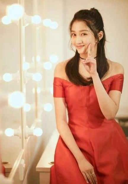 20岁关晓彤与28岁Angelababy，梳同样的发型，差距怎么这么大呢