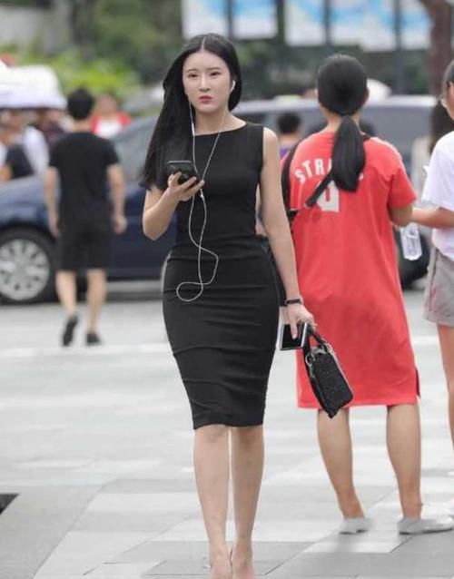  「气质」街拍：身材高挑的美女，一件黑色的连衣裙，时尚达人气质