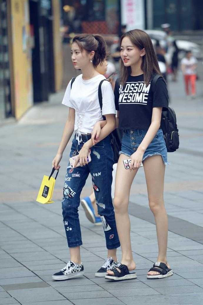 重庆街拍: 单身就穿着淑女点, 陪闺蜜一起去逛街