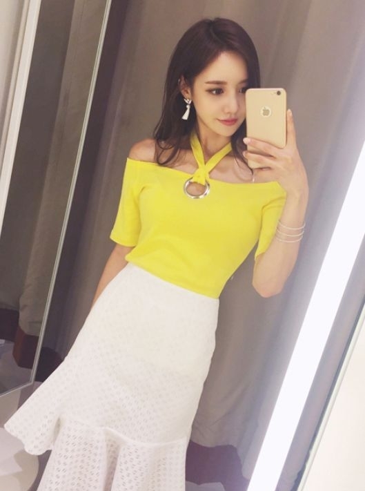  「美女」身形有致的紧身裙美女，显得高挑靓丽，养眼又上镜