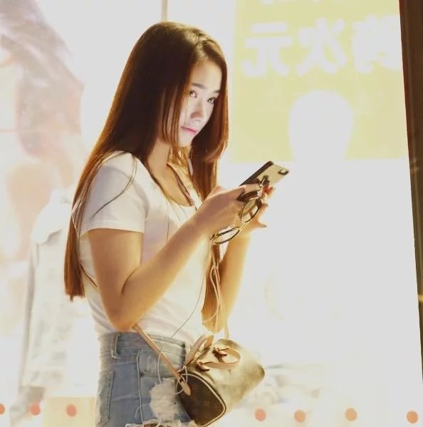 气质小姐姐牛仔短裤穿出身材玲珑有致，身上的纹身让人引起遐想