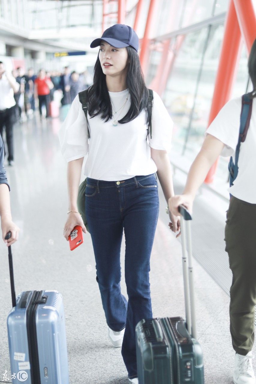 姚晨戴棒球帽穿白色T恤搭配深蓝色牛仔裤现身机场皮肤白皙
