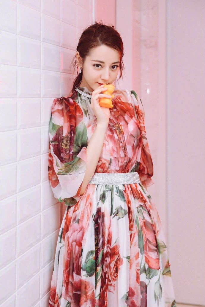 迪丽热巴穿吊带裙秀身材，曲线感太明显，网友：简直不敢评价