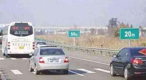 三下双闪是什么意思？老司机提醒：公认的五大灯语，安全又礼貌！