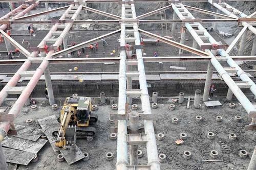  船坞：740米，亚洲第一长的船坞在上海建造中，能满足两艘10万吨