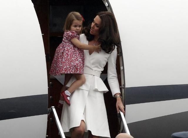 凯特王妃出访波兰，一席白裙抱夏洛特公主获赞，衣品人品均在线