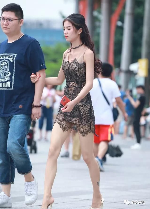 街拍:很少见的这么完美身材和容貌并存的女孩，只是男友一脸嫌弃