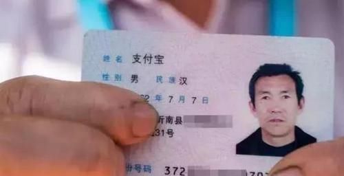  名字@父亲姓“莫”给女儿起了这个名字，老师一念，同学哈哈笑