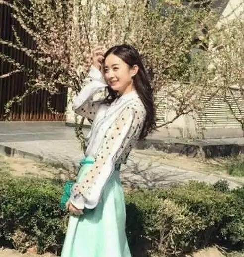 女明星穿高跟鞋，徐璐像在踩高跷，佟丽娅鞋跟都断了还在撑！