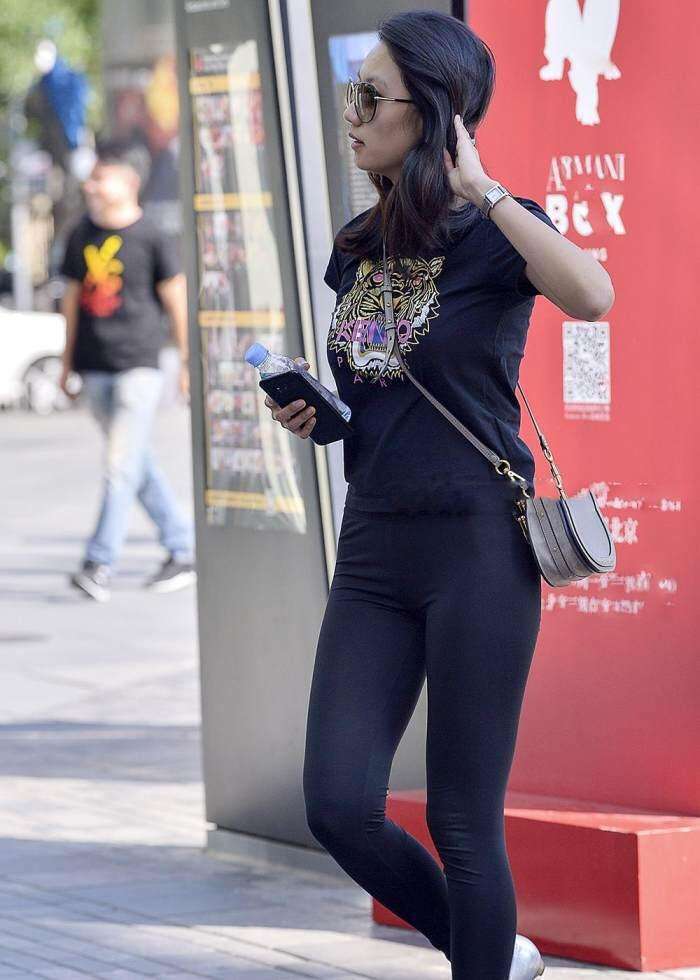 街拍：穿紧身塑形裤的小姐姐, 难以掩盖的好身材