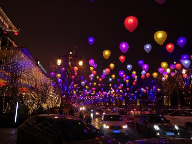 西安春节引全球关注，中外游客聚集世界古都，大唐盛世再现