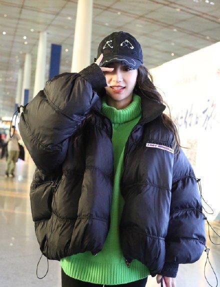  『内搭』Angelababy穿羽绒服也不显胖，配圆领衬衫紧身裤，身材好就是任性