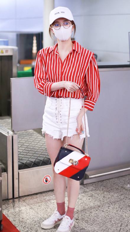 看了31岁江疏影穿短裤，再看看28岁谭松韵，网友：一个比一个嫩