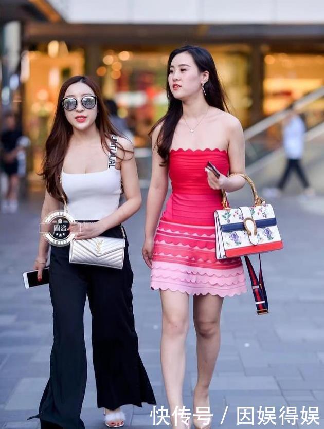 「 白皙」一件时尚的连衣裙，秀白皙美腿，好迷人，街拍：眉清目秀的小姐姐