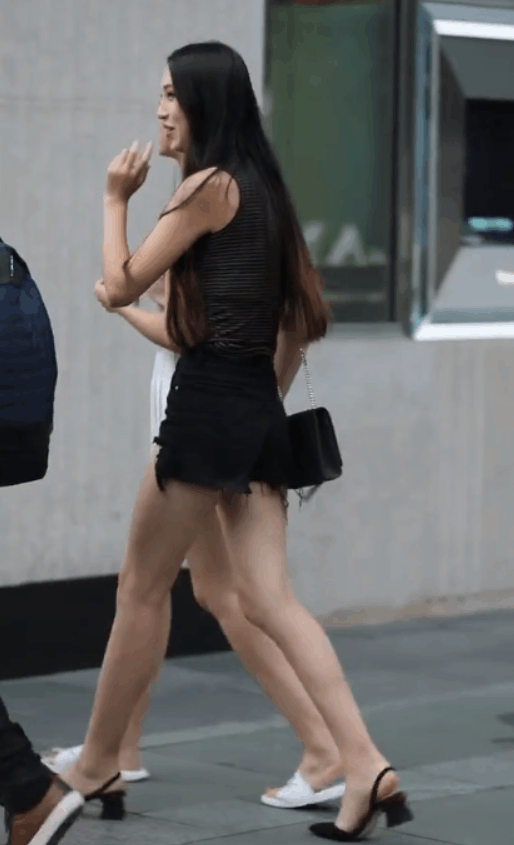 路人街拍, 清纯短裙小姐姐, 闺蜜长腿太“吸睛”