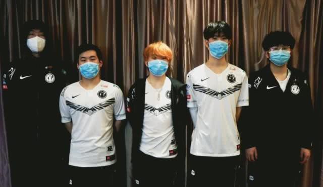  #整队#英雄同盟：iG比赛之后群访，网上听不见观众们喝彩，整队自身就嗨起来了