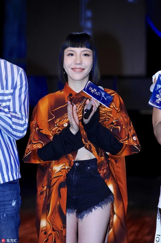 这人竟是吴莫愁？是整容还是化妆术？两条眉毛换张脸