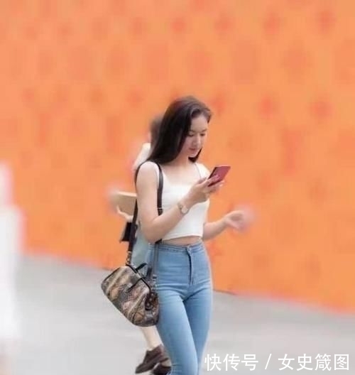  『喇叭裤』小姐姐穿时尚喇叭裤，尽显大长腿，身姿苗条让人羡慕！