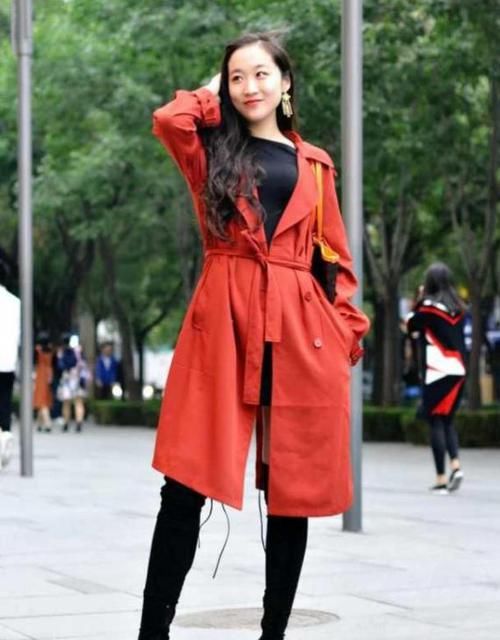  『美女』街拍：艳若桃李的美女，一条绿色的连衣裙，时尚优雅气质迷人