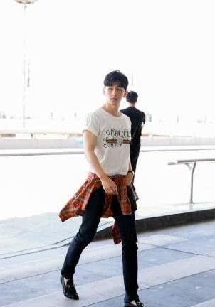 感觉被邓伦骗了，穿短裤的腿与穿长裤的腿，差别也太大了