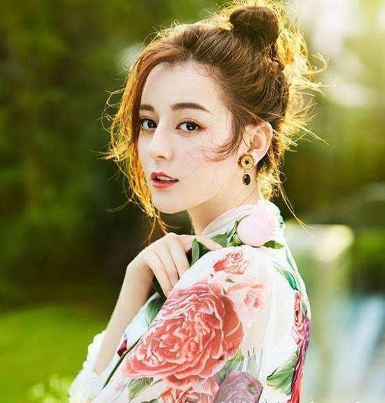  迪丽@黄晓明想发自拍，工作人员不让，迪丽热巴迟迟不发视频被粉丝催更
