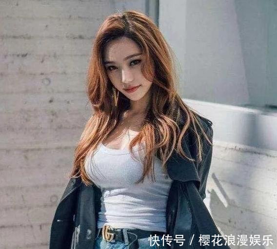 街拍, 美女穿紧身牛仔裤, 身姿优美, 长相耐看