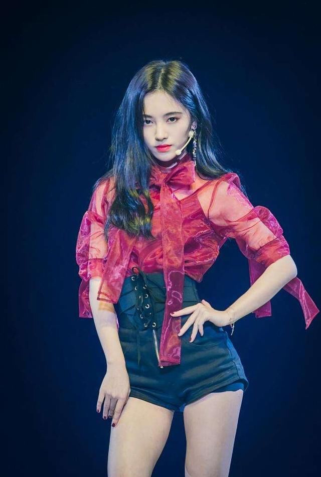 鞠婧祎心真大，穿短裤在台上舞出满屏尴尬