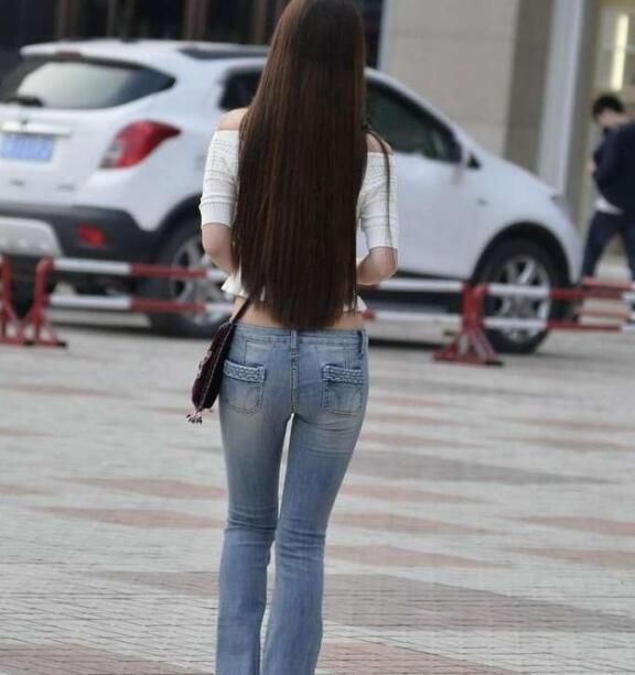 紧身牛仔裤凸显美女迷人身材，展现的气质非凡，美的让人窒息！