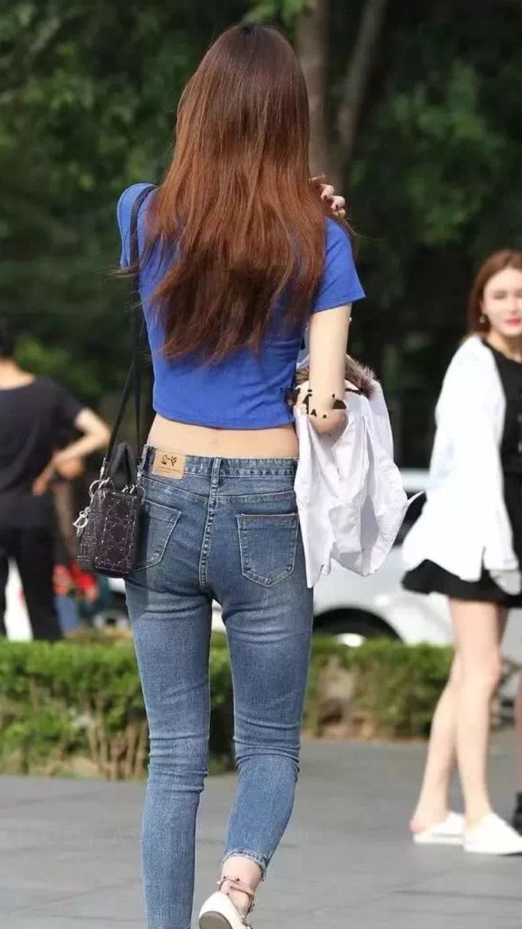 街拍丨蓝衣美女露脐好撩人!竟然和一位小姐姐十指交扣!