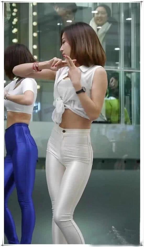 街头偶遇：穿紧身裤的少妇，轻熟的气质，迷人的身姿，横扫天下