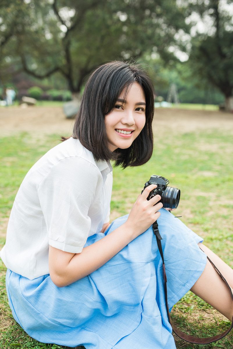 穿白衬衫的短发素颜大眼女孩写真