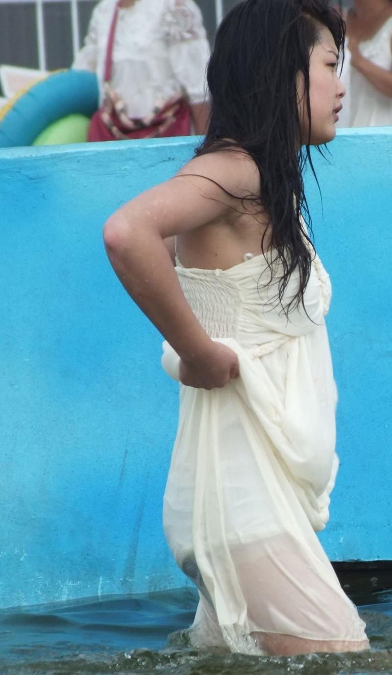 水上乐园抓拍:白裙美腿的微胖妹子,潮流范儿十足