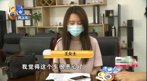 『小便』女子停错车，男子在其奔驰车顶小便，看清聊天内容大家却支持男子