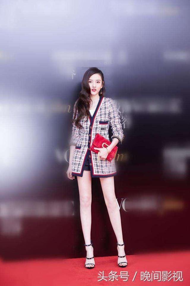 宋祖儿穿白T搭吊带裙现身秀美腿，可当看到膝盖时网友一阵心疼！