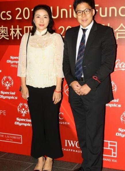 郭晶晶穿“人鱼裙”太惊艳，霍启刚秒变小跟班一刻都不敢离开！