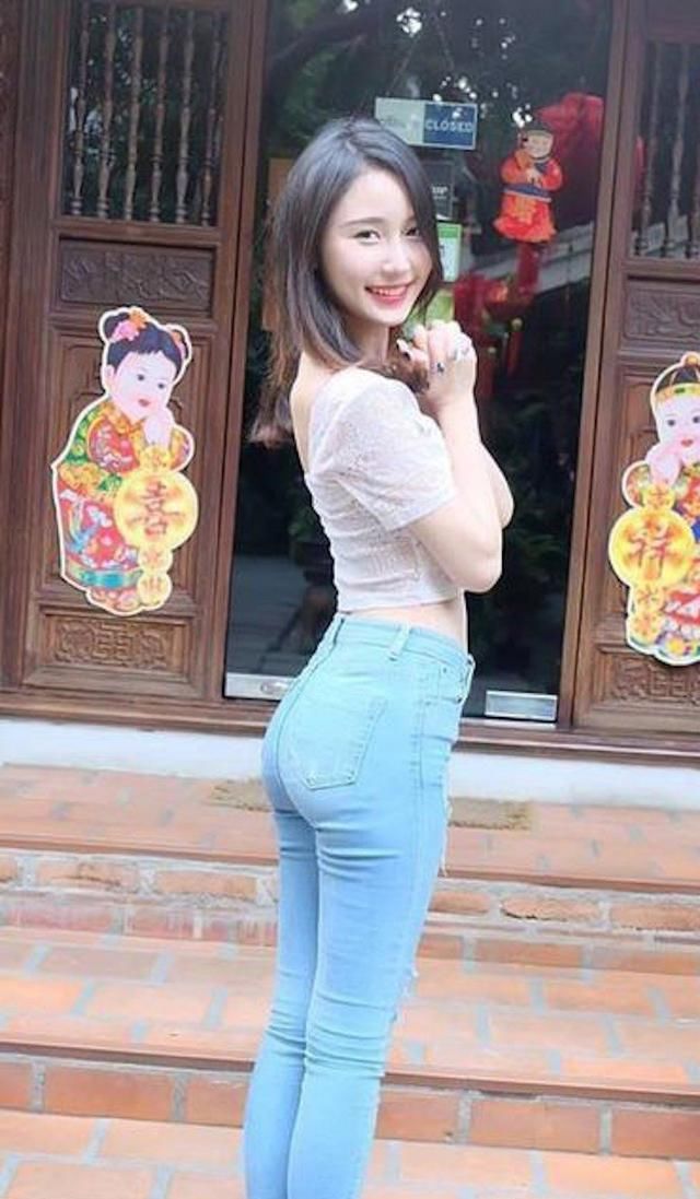 好穿百搭的牛仔裤，小姐姐穿上显得格外好看，十分夺目！