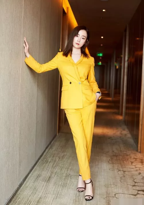 张檬取出假体果然变美了，身着西服套装，颜值瞬间上升好几度！