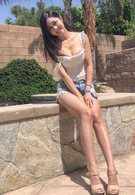 小姐姐黄色透明吊带加牛仔裤，可谓是十分靓丽，但又不失性感！