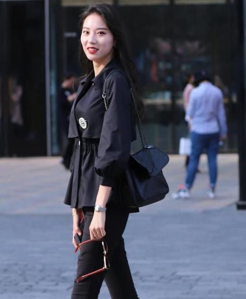  「面带微笑」美女时尚街拍：面带微笑的美女，一件黑色的上衣配黑色短裙，时尚美丽大方