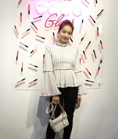 周冬雨身穿荷叶领裙，丝毫不输有颜有身材的景甜，选对衣服很重要