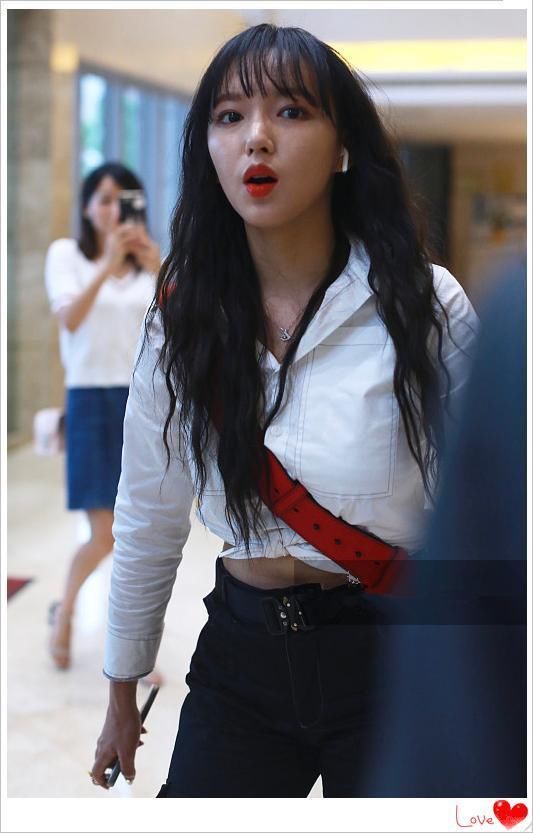 程潇作为微胖界美少女，却穿这么紧的裤子还露脐，网友：乱穿衣服