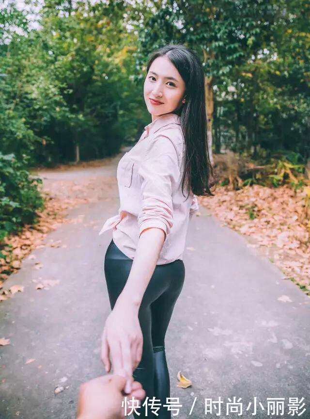 紧身裤的穿搭不失慵懒的味道，让青春的气息更加浓郁！