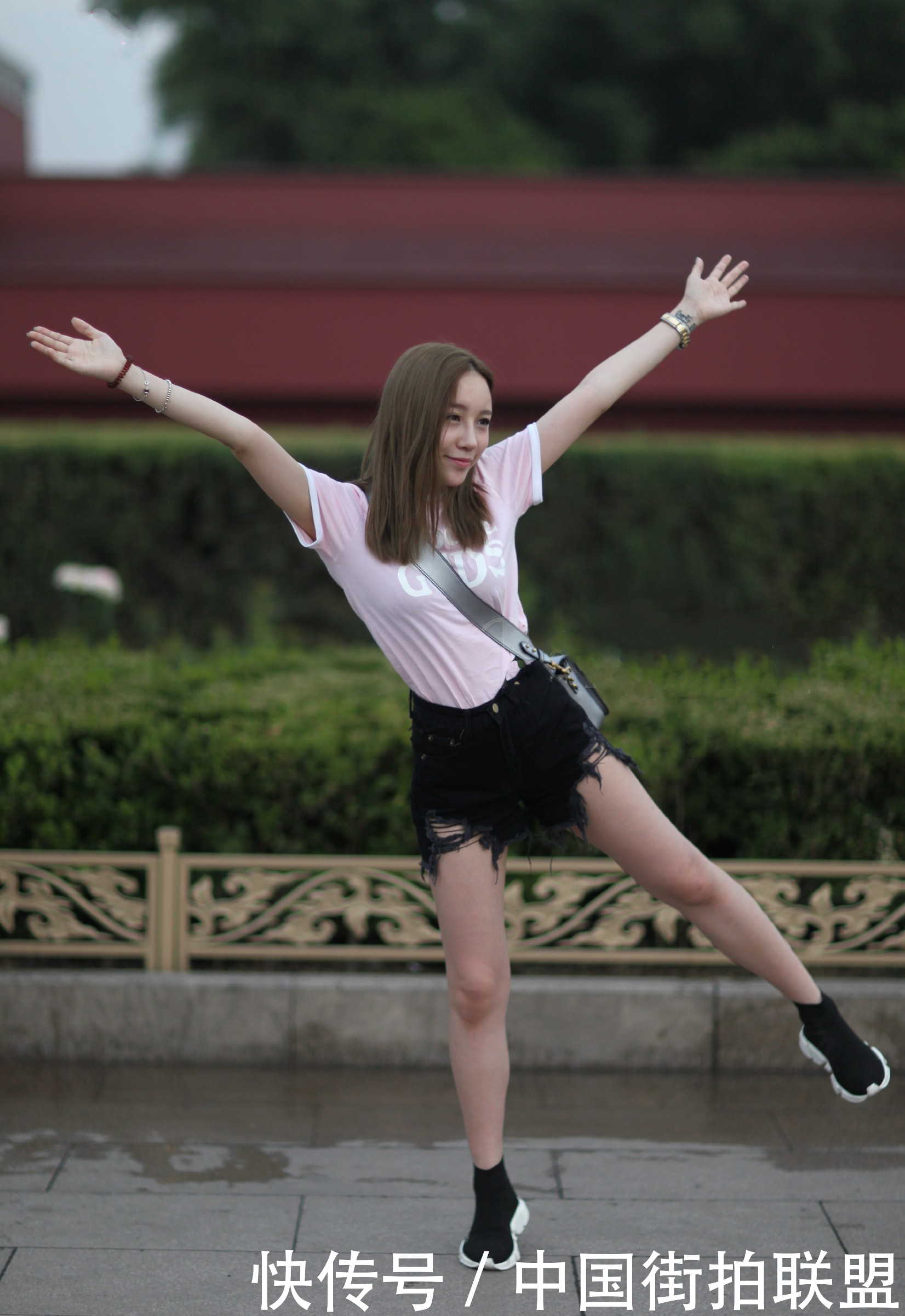 街拍联盟：看时尚美女们如何穿搭，清纯性感一个都不能少