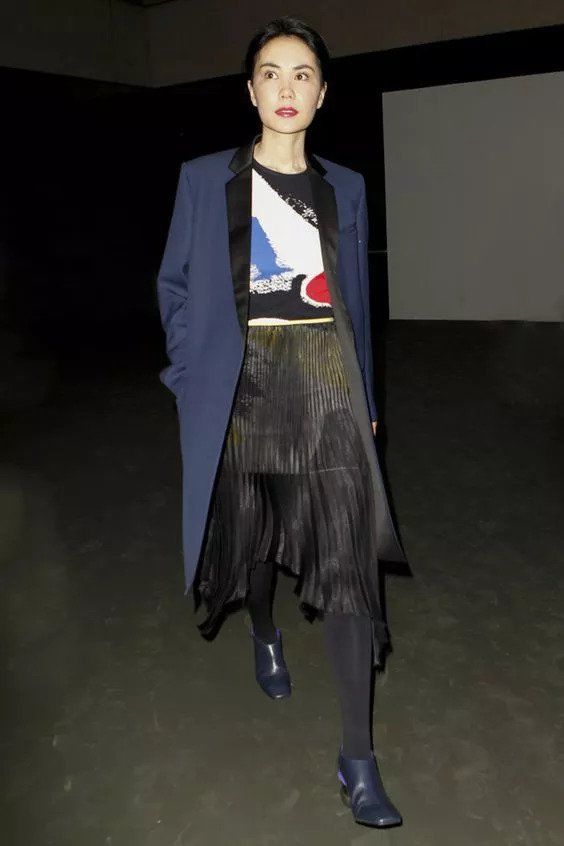 49岁王菲上综艺!红了这么多年还是气质精，时髦穿搭成范本