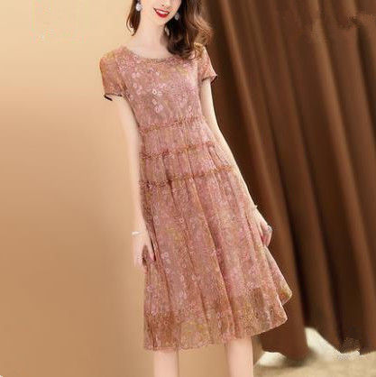 今年特流行过膝雪纺连衣裙，气质典雅显年轻，露出脚踝更惹人怜爱