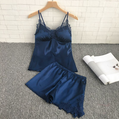 在家里想做美女，怎能少了一条风情万种的睡裙?贴身线条性感迷人